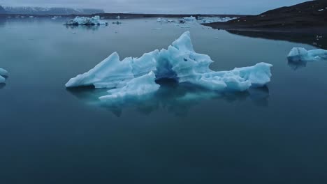 Icebergs-Nevados-En-Agua-De-Mar