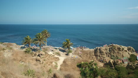 toma panorámica y vista panorámica del hermoso océano pacífico sobre el acantilado rocoso de california
