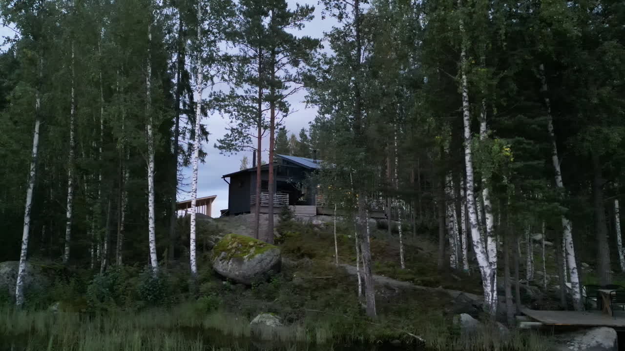 cabaña noruega junto al fiordo, noche de verano