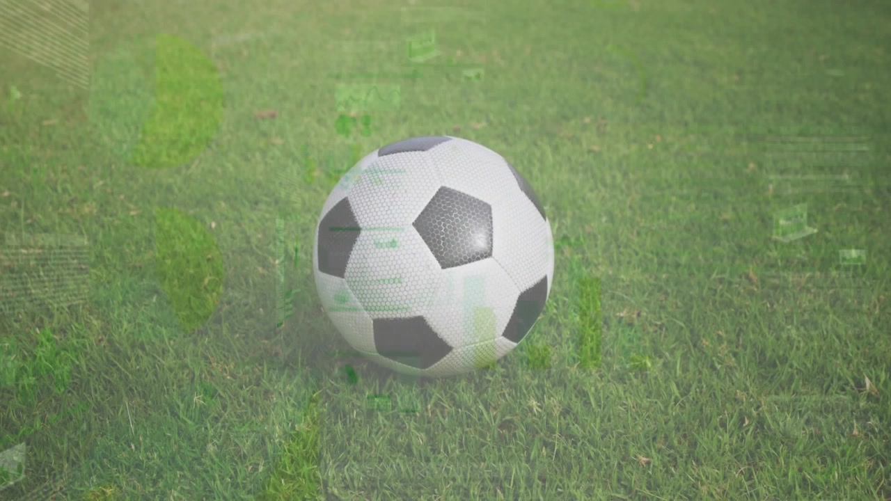 Video verticale: Sovrapposizioni verdi fluttuanti che fanno posare e ruotare un pallone da calcio sull'erba tagliata, con ombra