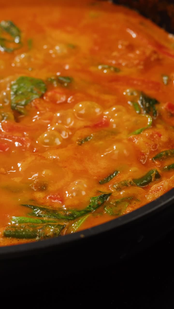 Curry rosso di gamberi al tamarindo, gamberi in salsa di pomodoro e zenzero, cucina asiatica, ristorante cinese.