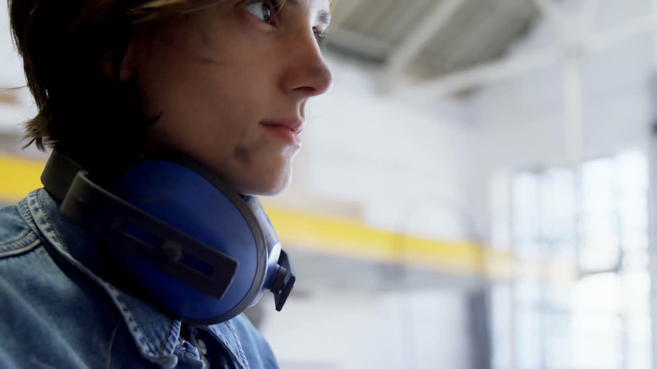 soldadora con gafas de protección 4k