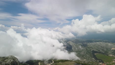 Movimiento-De-Nubes-Blancas-En-Los-árboles-Que-Están-En-La-Montaña