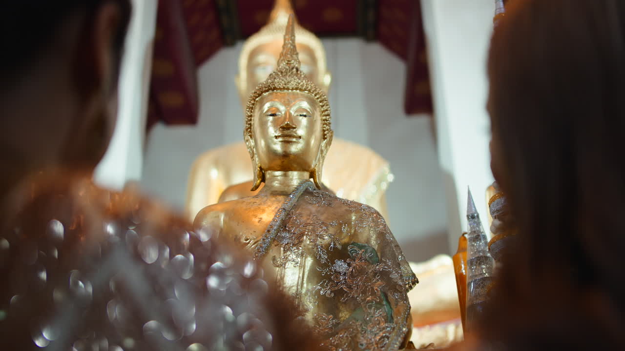 Statua d'oro del Buddha