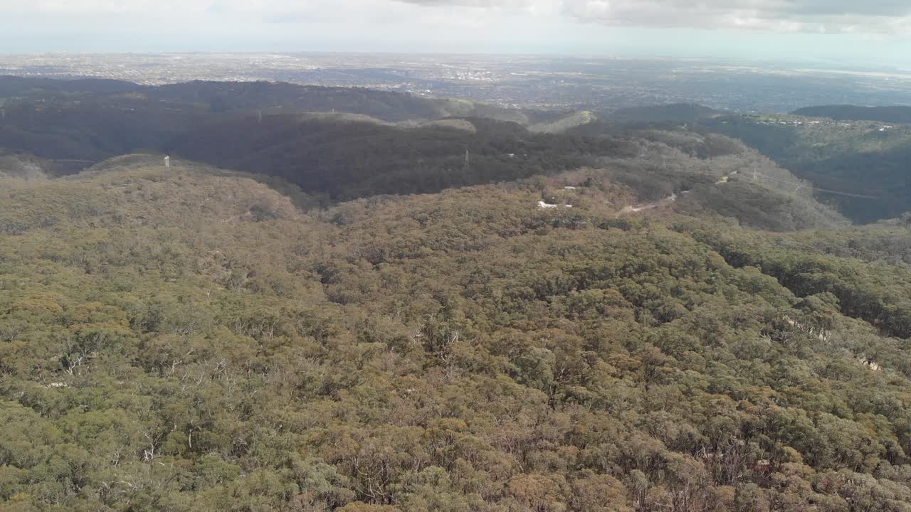 Panorama aereo della campagna di Adelaide dal Parco di Conservazione Mount Lofty, Australia, ripreso da drone.