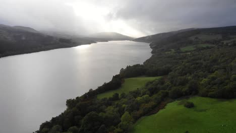 Toma-Aérea-Hacia-Adelante-De-Loch-Tummel-Escocia-En-Un-Día-Nublado-Y-Tranquilo