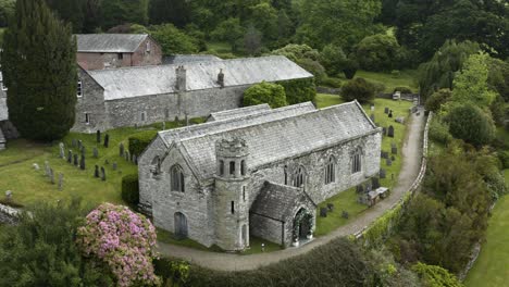 edificios de piedra de la iglesia parroquial de boconnoc - iglesia protestante en cornwall, inglaterra, reino unido