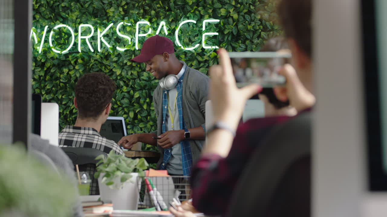 gente de negocios creativa conociendo a un líder de equipo afroamericano hombre de negocios discutiendo el desarrollo de proyectos de la compañía experto compartiendo ideas entrenando a los empleados usando computadoras portátiles en un moderno lugar de trabajo de oficina de moda