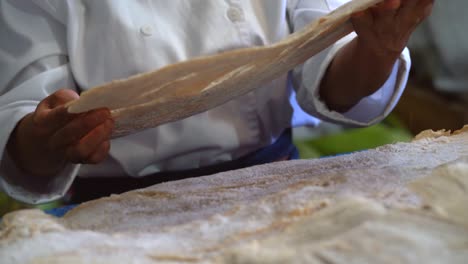 mujer comprando pescado seco en el mercado