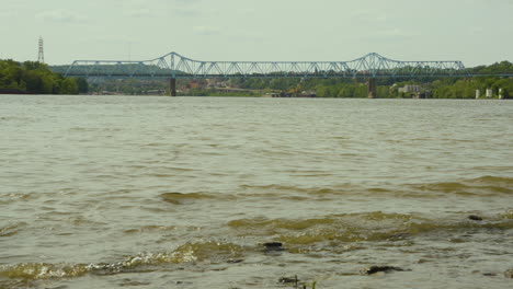 Ein-Blick-Auf-Die-Monaca-East-Rochester-Bridge-Im-Westen-Von-Pennsylvania-Mit-Dem-Schlammigen,-Ruhigen-Wasser-Des-Ohio-River