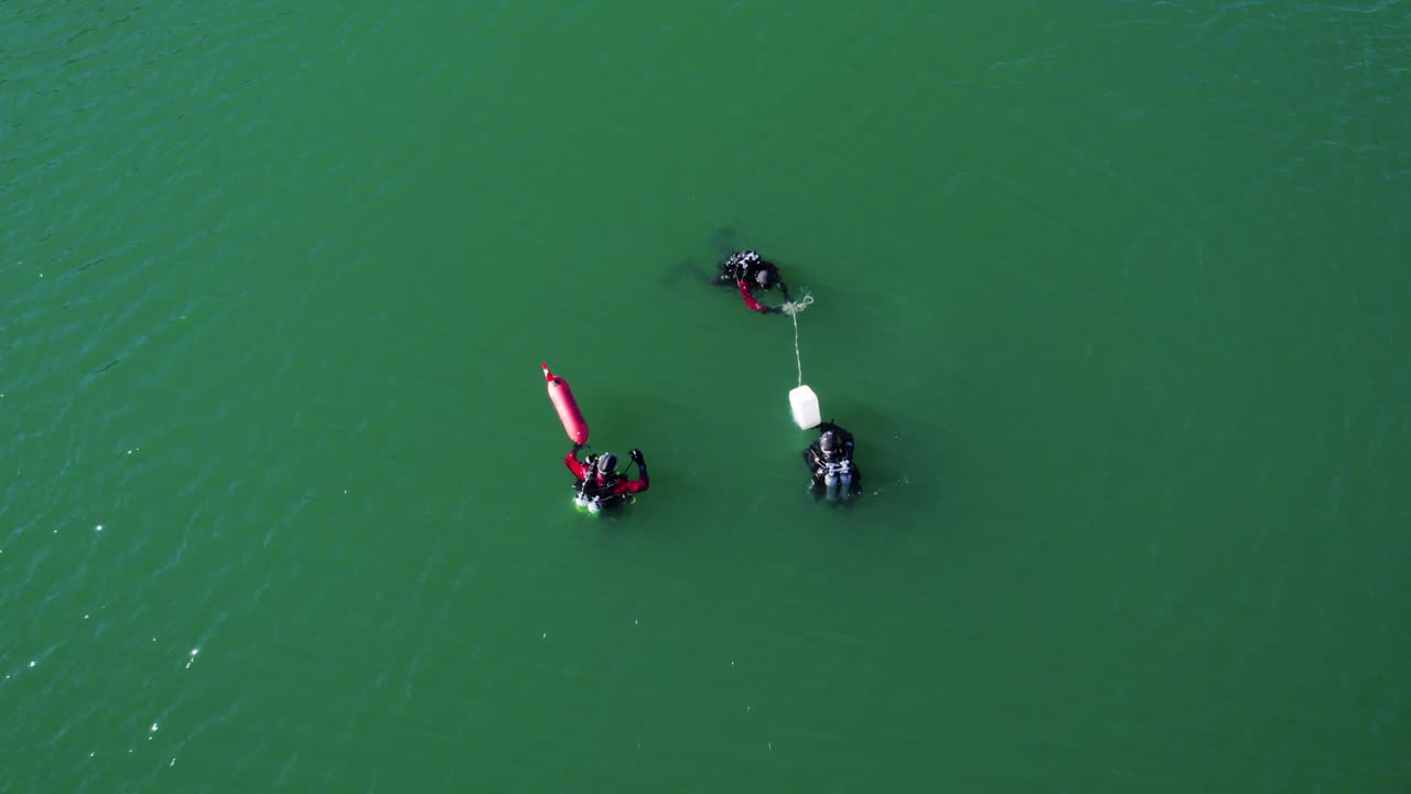 프랑스 락 뒤 크레(lac du crès)에서 훈련을 진행 중인 다이버 3명의 머리 위 공중 촬영