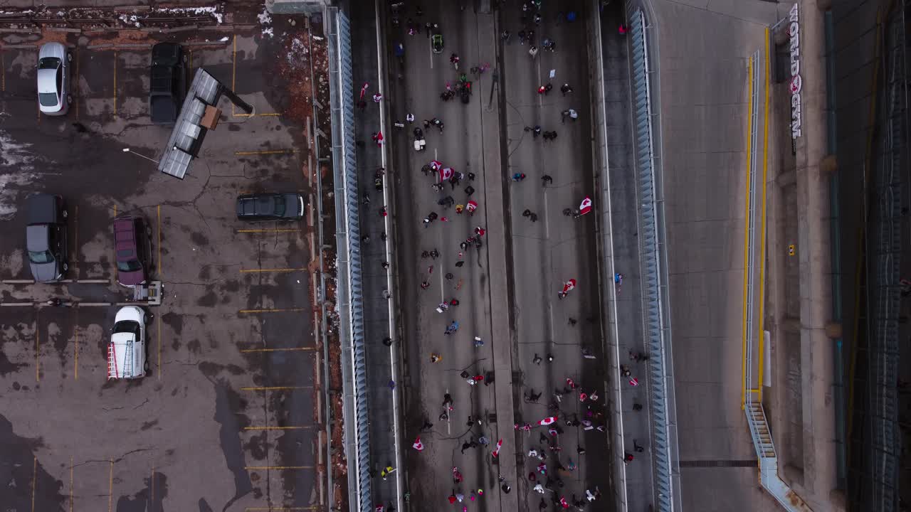 multitud marchando en el paso elevado de la calle desde arriba del ferrocarril calgary protesta 12 de febrero de 2022