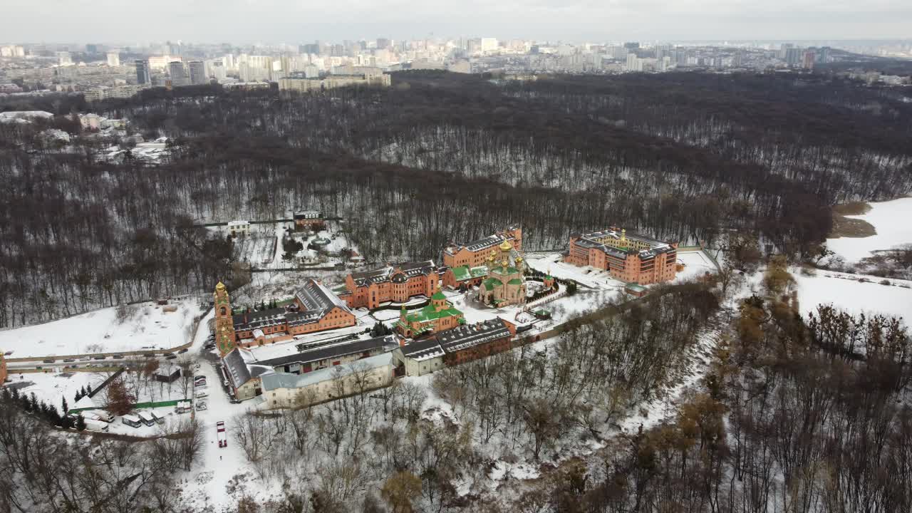Utsikt over kloster i Kyiv om vinteren