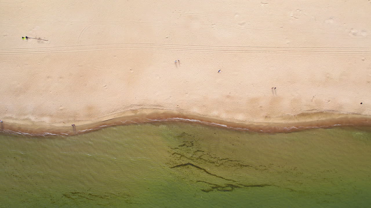 그단스크의 젤리트코바 해변의 파노라마 전망, 에메랄드 녹색 물, 모래에 있는 차량 흔적, 해변에 있는 사람들