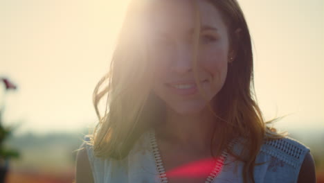 Retrato-De-Una-Chica-Guapa-Sonriendo-Con-Ternura-Bajo-Las-Luces-Del-Reflejo-Del-Sol-Afuera