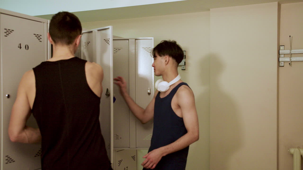 옷차림실에 있는 젊은 남자들