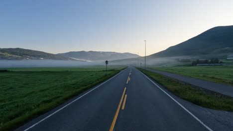 ノルウェーの道路で車を運転する