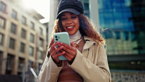 Ciudad,-Sonrisa-Y-Mujer-Con-Un-Teléfono-Inteligente