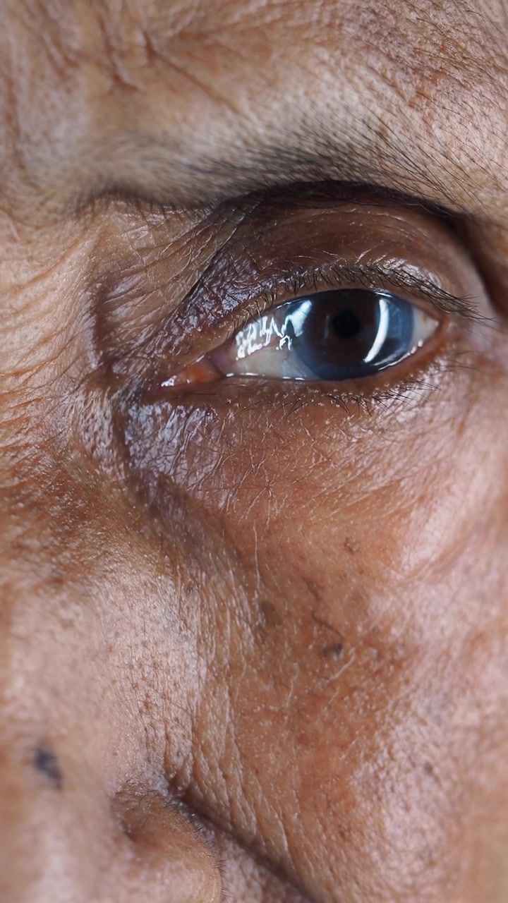 Primo piano ravvicinato dell'occhio di una persona anziana