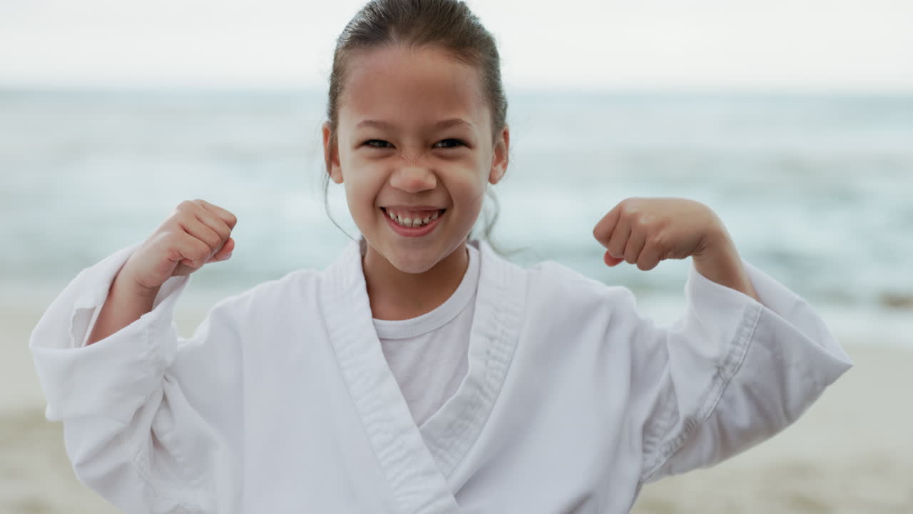 niño, sonríe y feliz con la cara en la playa