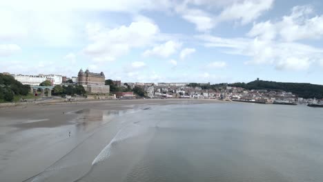 Vista-Aérea-Panorámica-De-La-Ciudad-De-Scarborough,-La-Playa,-El-Puerto-Y-El-Castillo.