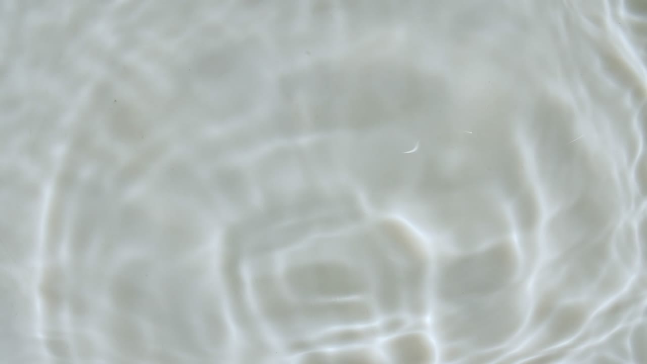 물 스플래시: 물방울이 파동을 일으키고, 빛과 그림자, 반사된 순수한 물, 느린 동작의 빛, 물 표면 텍스처, 보기, 깨한 수영장 파동과 파동.