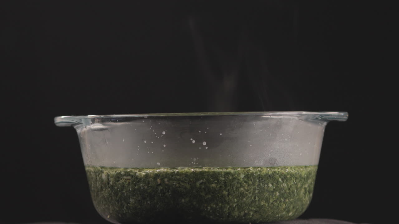 이집트 모로키아 (egyptian molochya) 는 4k 영상으로 새로 제작된 컵과 연기가 어나오고 있다.