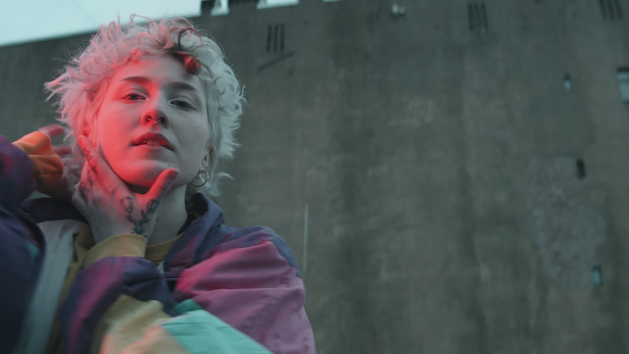 bailarina en chaqueta retro bailando vogue al aire libre