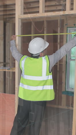 animación del procesamiento de estadísticas sobre la medición de un ingeniero masculino en el sitio de construcción