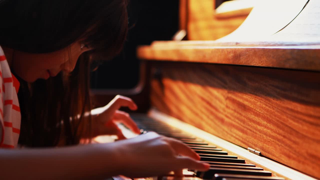 Schoolgirl learning piano in music class 4k
