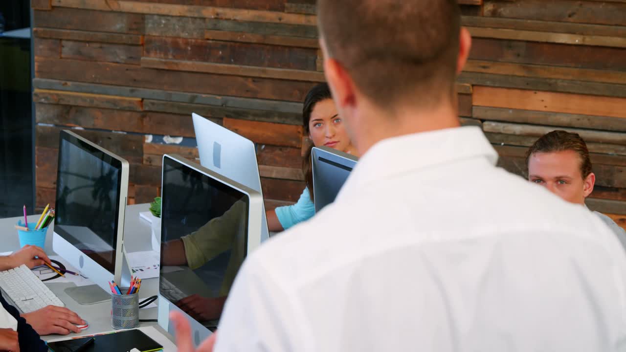 ejecutivo de negocios interactuando con sus colegas