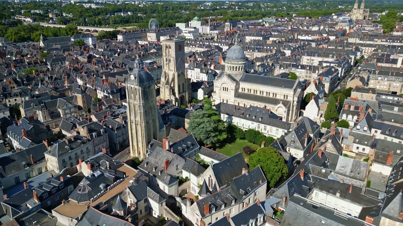Basilikaen St. Martin og Charlemagne-tårnet i Tours, bybillede, Frankrig. Droneoversigt, der stiger baglæns
