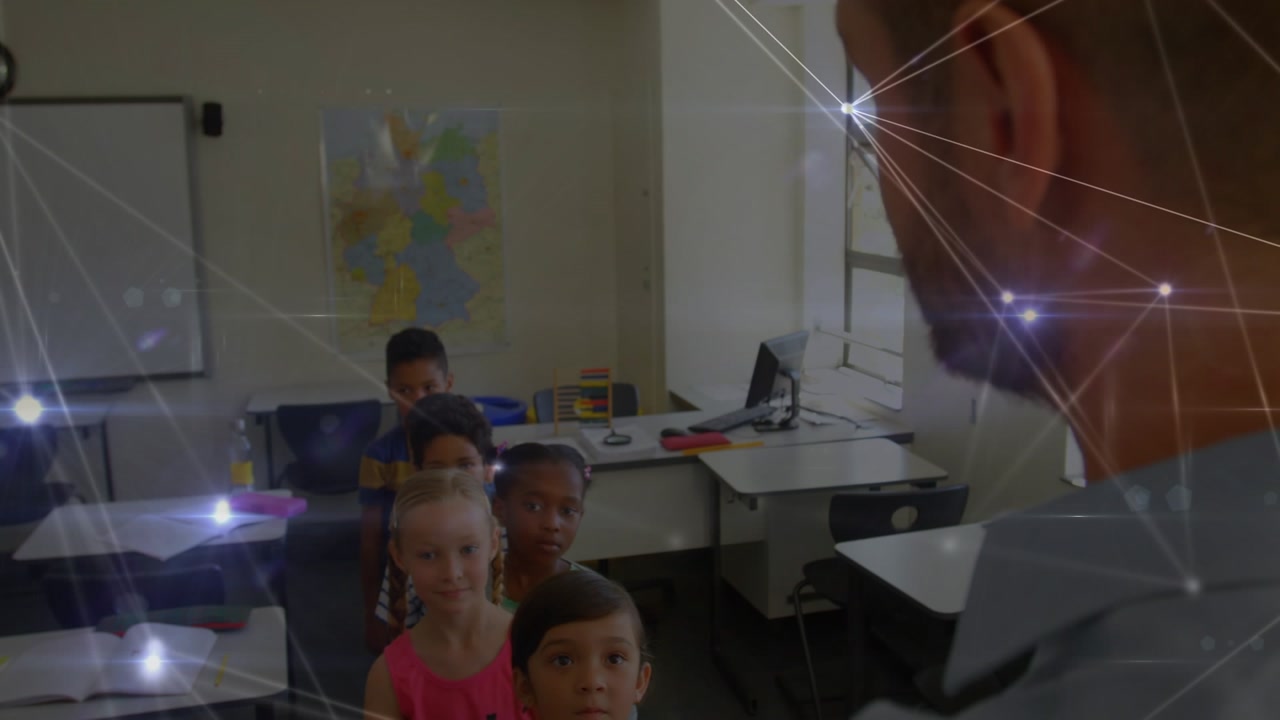 Animação de uma rede de conexões sobre um grupo diversificado de alunos em uma sala de aula.