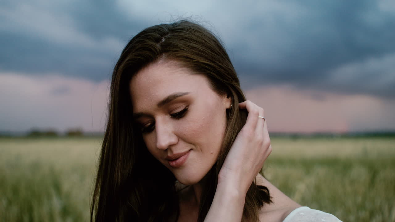 la novia posando en un campo