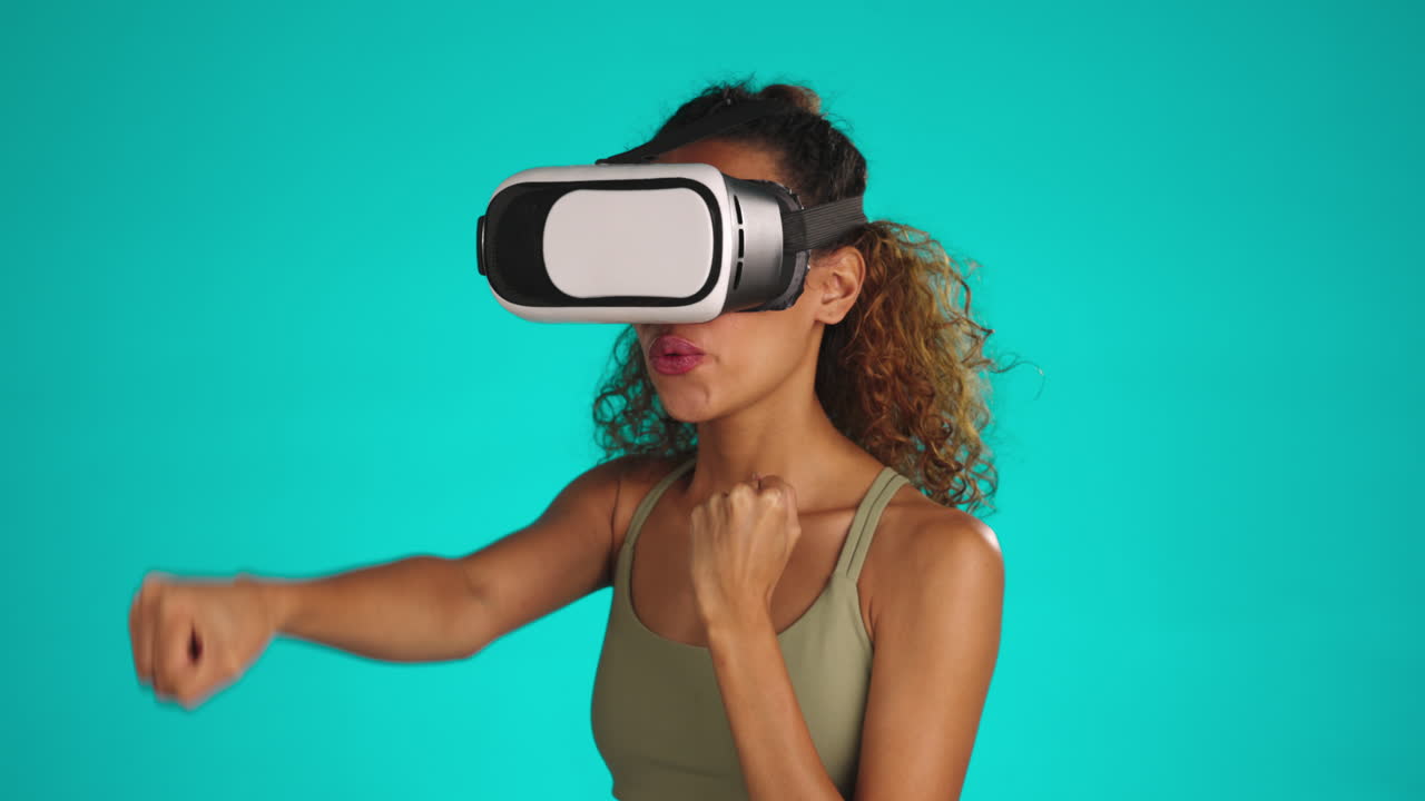 fitness, realidad virtual y mujer haciendo ejercicio
