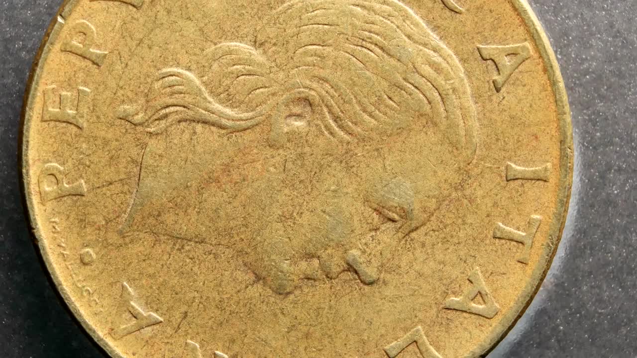 primer plano de monedas muy antiguas