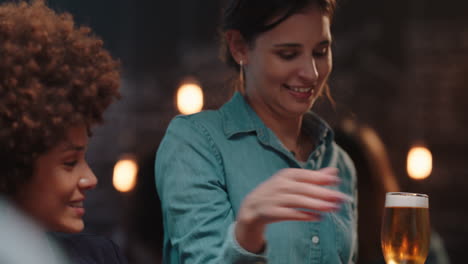 grupo feliz de amigos haciendo brindis divirtiéndose bebiendo socializando pasando el rato en el pub charlando compartiendo celebración disfrutando de la reunión de la noche