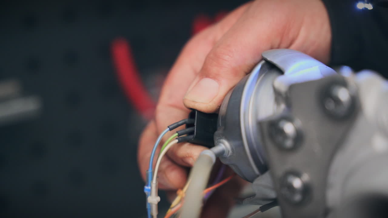 máquina de ajuste de turbo de automóviles hombre ajustando el conector movimiento lento