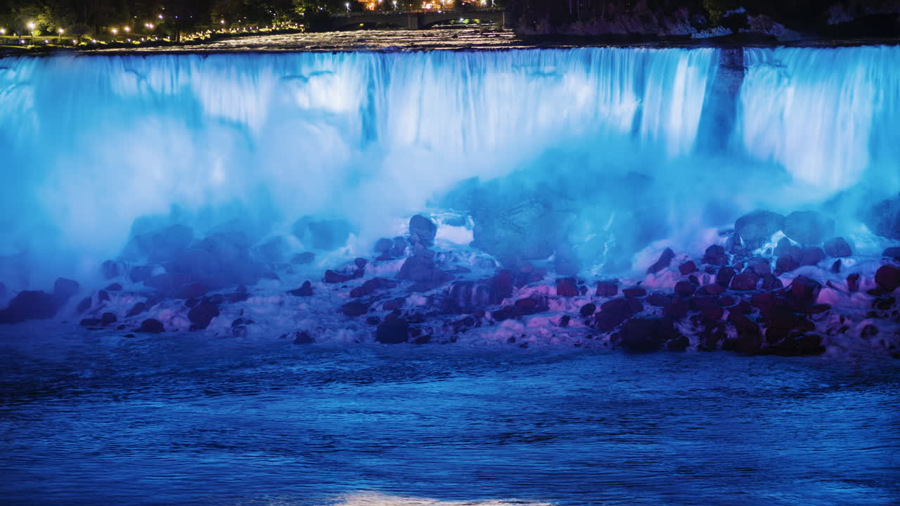 hiperlapso de las cataratas del niágara iluminadas