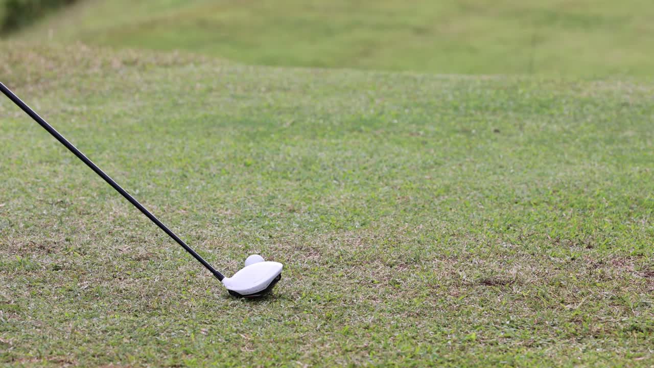 el club de golf golpeando la pelota en un movimiento fluido