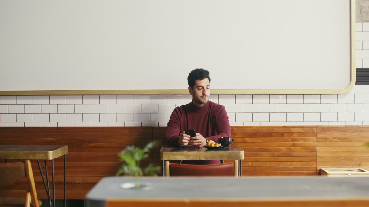 카페에서 전화를 사용하는 남자