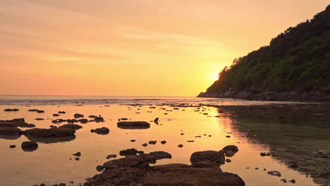 Pan-Desde-Una-Puesta-De-Sol-Dorada-Detrás-De-Un-Borde-De-La-Montaña-De-La-Isla-Hasta-El-Horizonte-Del-Océano-Abierto