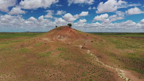 Imágenes-De-Drones-De-Una-Pequeña-Colina-En-La-Vasta-Llanura-Del-Interior-De-Queensland