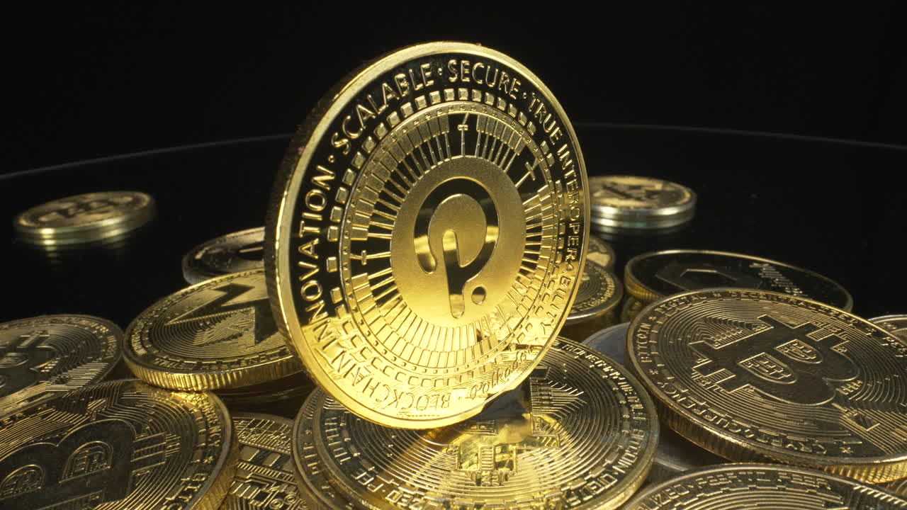 moneda polkadot dorada giratoria en una pila de monedas criptográficas en fondo negro, mercado criptográfico, toma de 4k