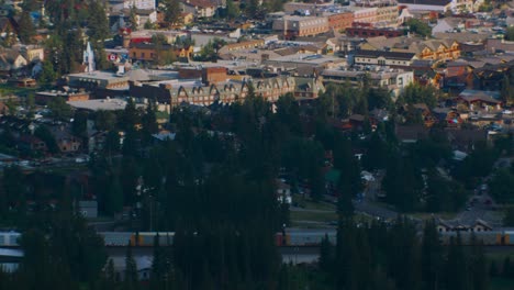 canadian pacific tren pasando por el barrio de la ciudad de banff