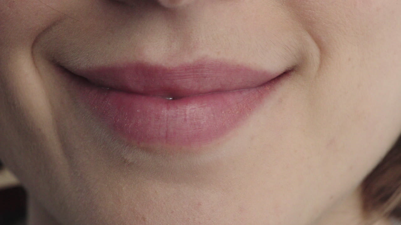 가까운 아름다운 여성 입 웃는 부드러운 입술 건강한  ⁇  치아를 보여줍니다