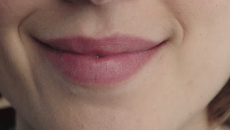 cerca boca de mujer hermosa sonriendo labios suaves mostrando dientes blancos sanos