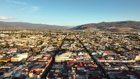 vista aérea de la catedral de oaxaca y el paisaje urbano al atardecer, méxico, monumento colonial y casas