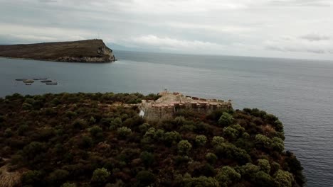 Vista-De-Drones-De-La-Fortaleza-De-Ali-Pasha-En-Porto-Palermo,-Albania