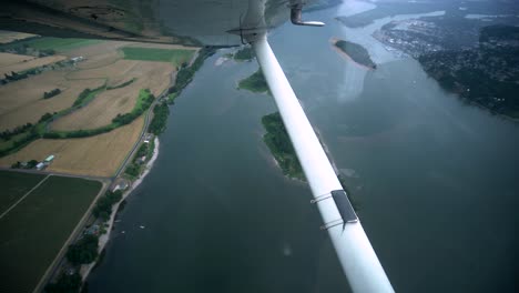 Bellas-Imágenes-Aéreas-De-Un-Pequeño-Avión-Sobre-El-Río-Columbia-Cerca-De-Portland,-Oregon